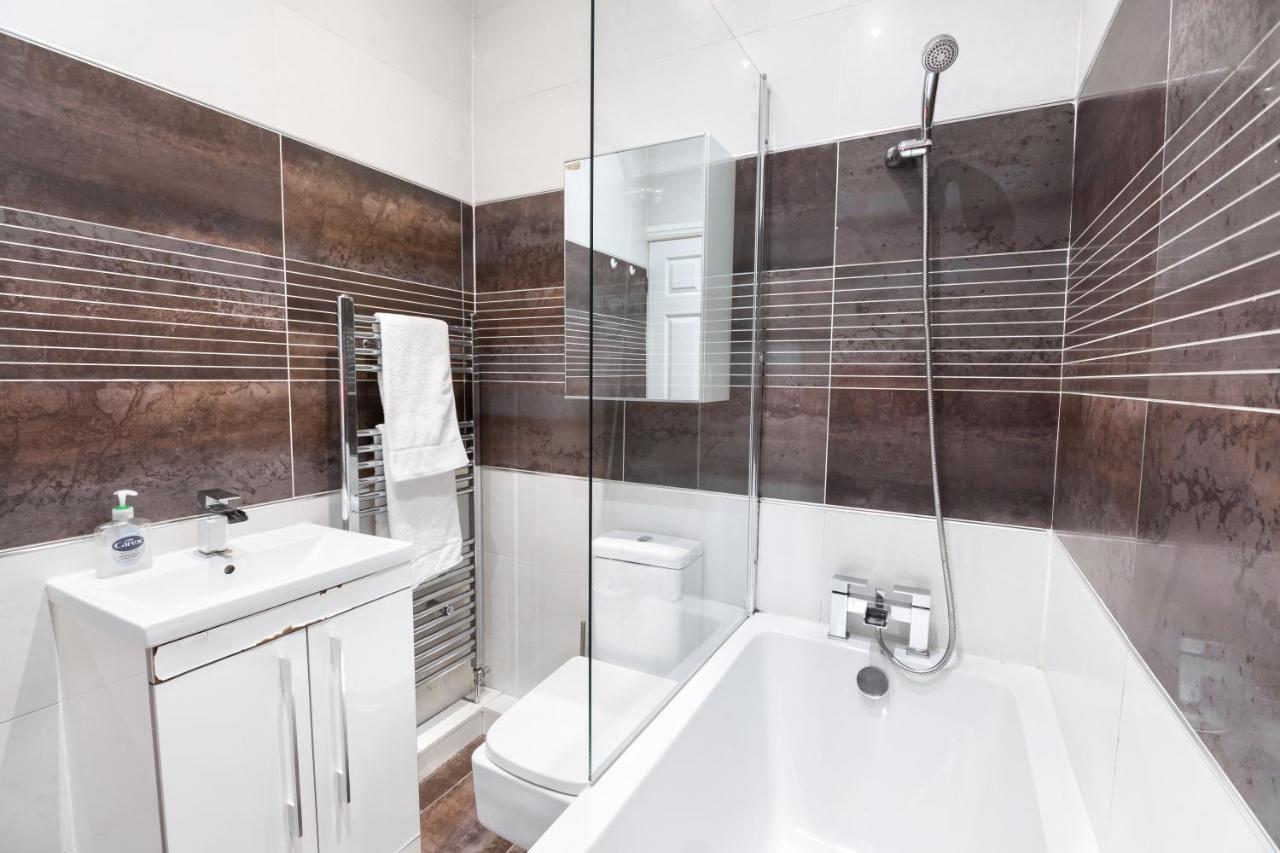 Modern Apartment Close To City Centre With Parking リーズ エクステリア 写真
